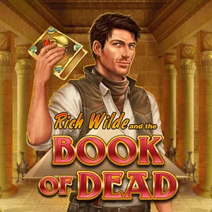 Book of Dead fra Play'n GO, eventyreren Rich Wilde holder en gyllen bok foran egyptiske søyler