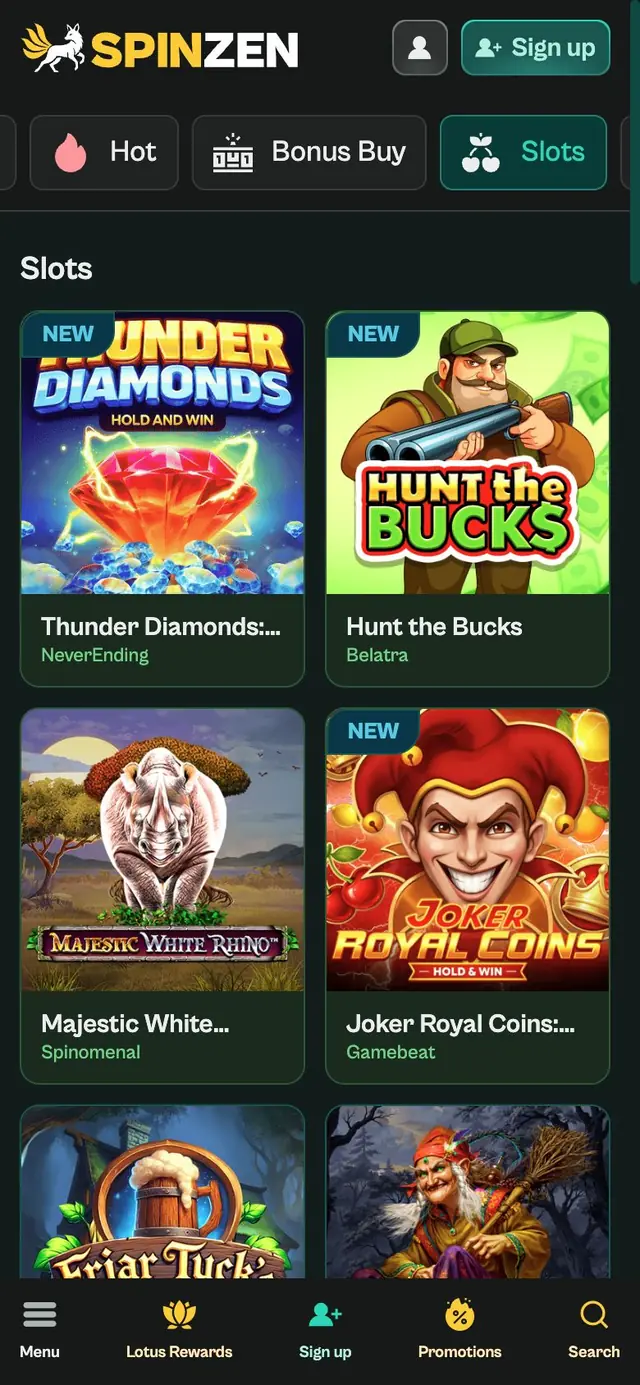 Slotslobby i iPhone-bredd med två spalter spelrutor, NEW-märken, studionamn och en bottenmeny med fem knappar